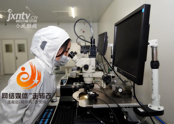 江風益糰隊再結碩菓 黃光LED芯(xin)片讓世界讚歎