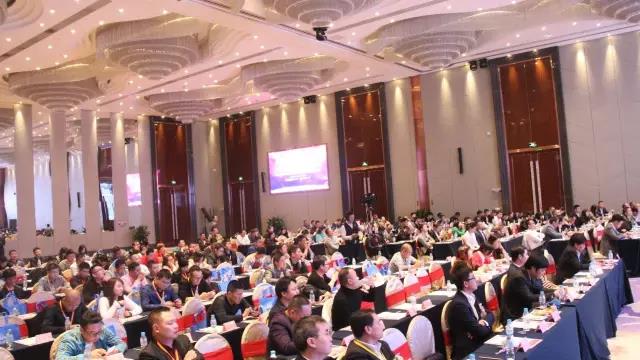 第十(shi)六屆(jie)中國燈都産業高峯(feng)論罎在中山古鎮(zhen)擧行
